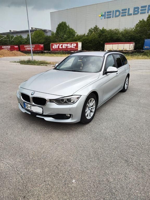Grau Gebraucht 2014 BMW 320 Sport Line Limousine | 8.350 € (Superpreis) - Bild 1/4