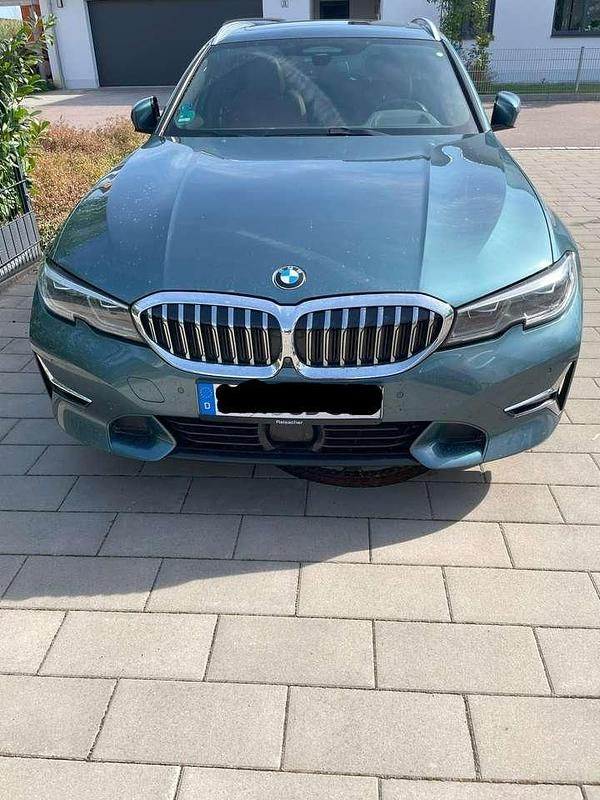 Blau Gebraucht 2019 BMW 330 Luxury Line Kombi | 38.900 € - Bild 1/4