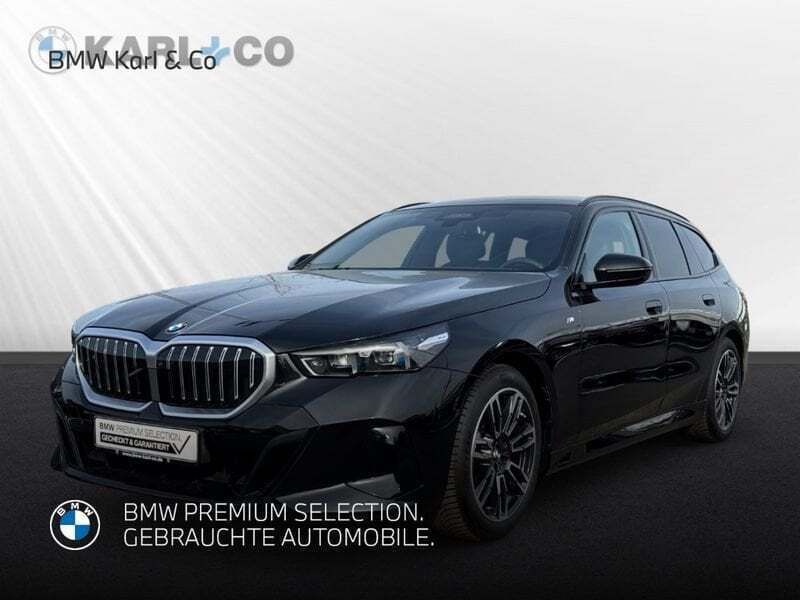 Black sapphire metallic Gebraucht 2024 BMW 520 M Sport Kombi | 52.888 € (Superpreis) - Bild 1/4