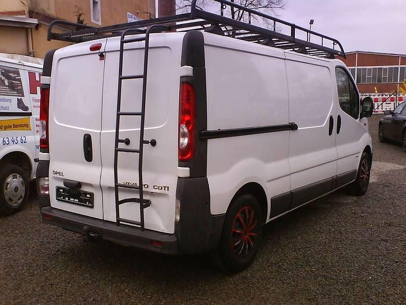 Gebraucht Opel Vivaro 114 PS (83 kW) 2010 Casabl/arctic/eisweiss/kaolin Van / Kleinbus