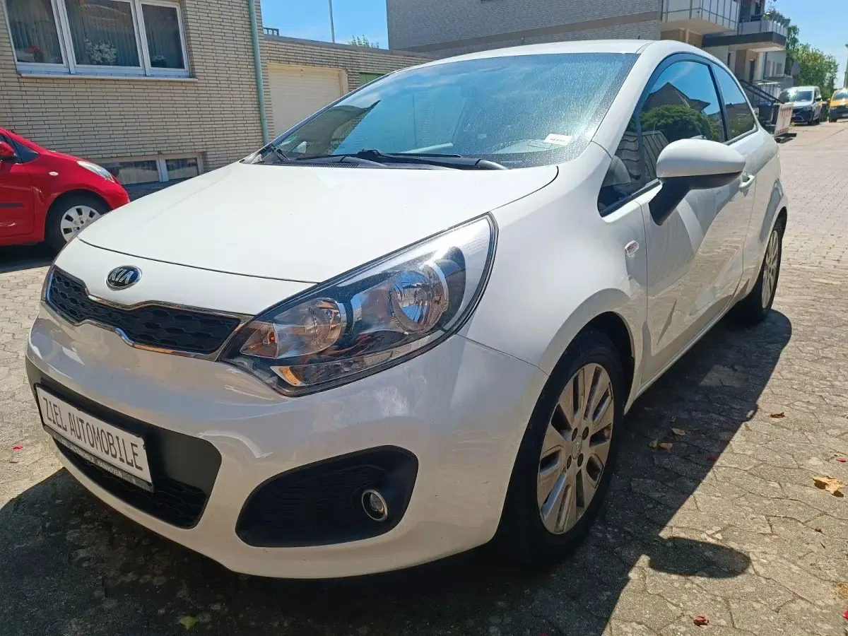 Gebraucht Kia Rio 86 PS (63 kW) 2014 Weiß Limousine