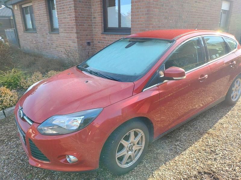Gebraucht Ford Focus Titanium 125 PS (91 kW) 2011 Rot Limousine