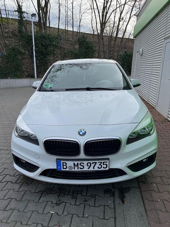 Weiß Gebraucht 2016 BMW 218 Active Tourer Van / Kleinbus | 10.800 € (Superpreis) - Bild 1/4