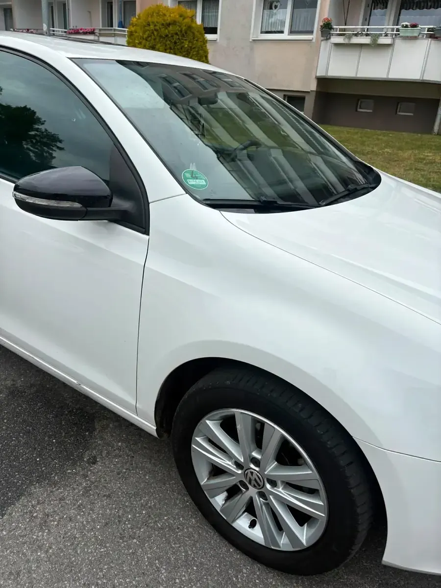 Gebraucht VW Golf VI 92 PS (67 kW) 2011 Weiß Kleinwagen