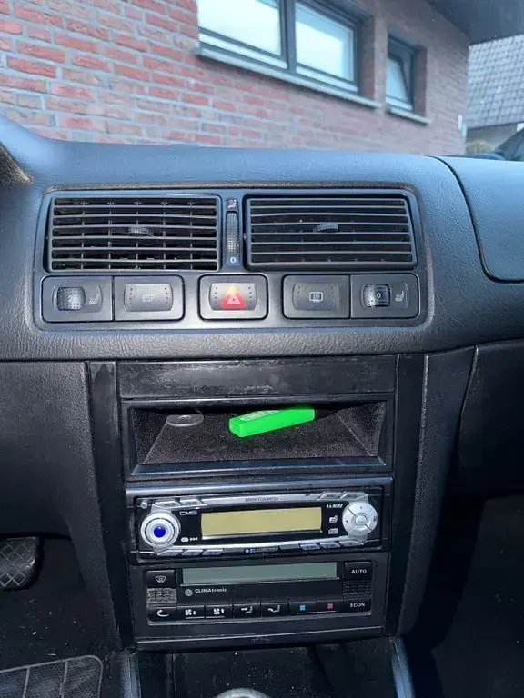 Używany VW Golf IV Highline 105 KM (77 kW) 2003 Srebrny Sedan/Limuzyna