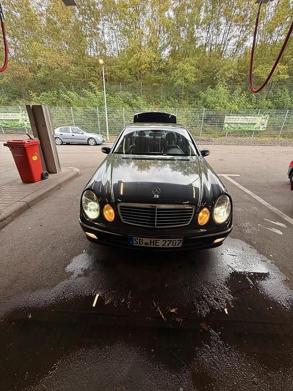Schwarz Gebraucht 2003 Mercedes E270 Limousine | 3.550 € (Fairer Preis) - Bild 1/4