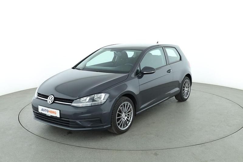 Grau Gebraucht 2018 VW Golf VII Trendline Limousine | 13.790 € (Fairer Preis) - Bild 1/3