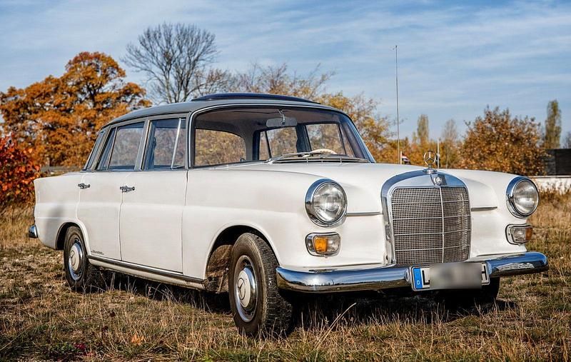 Weiß Gebraucht 1966 Mercedes 230 Limousine | 24.590 € - Bild 1/4