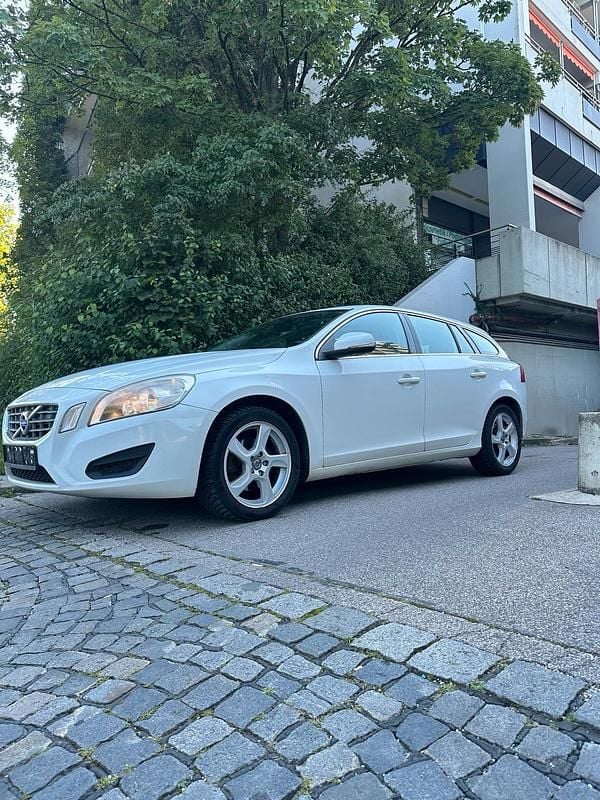 Weiß Gebraucht 2012 Volvo V60 Kombi | 6.700 € - Bild 1/4