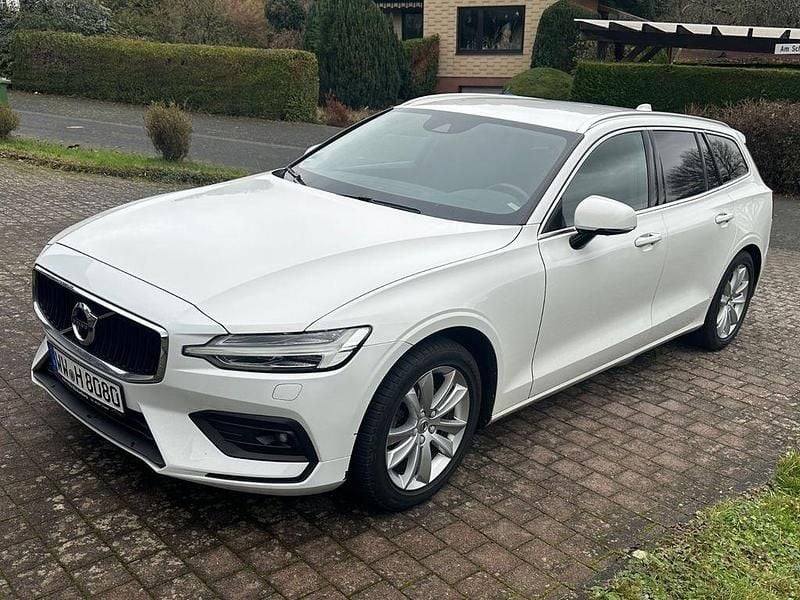 Weiß Gebraucht 2019 Volvo V60 Momentum Kombi | 14.990 € - Bild 1/4