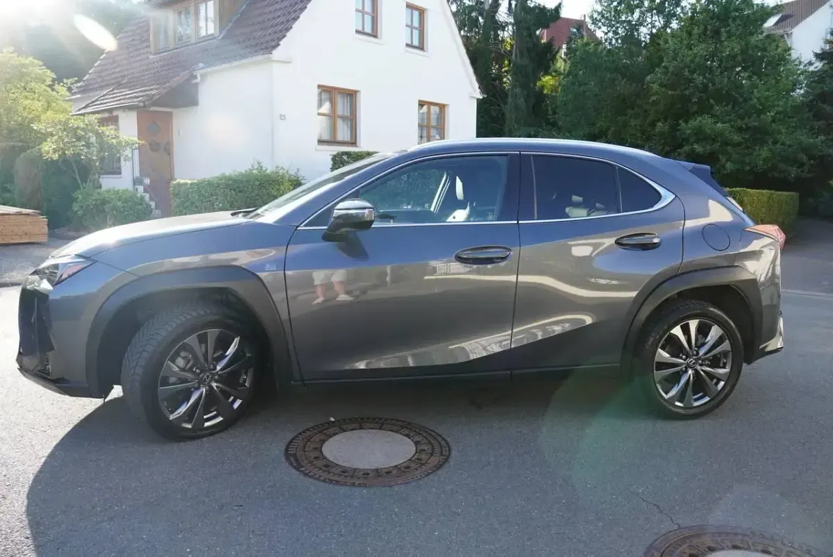 Gebraucht Lexus UX 250h E-FOUR 184 PS (135 kW) 2023 Grau SUV