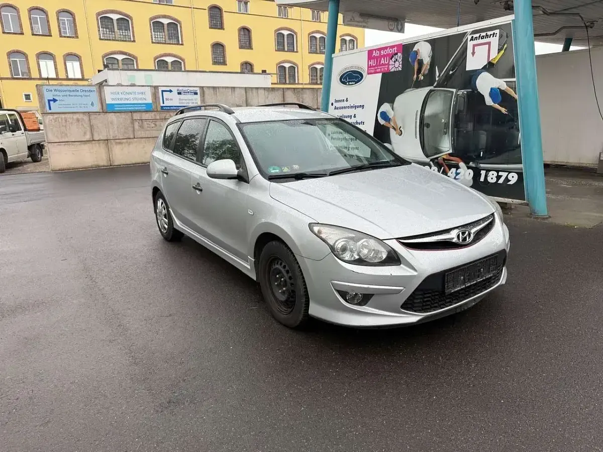 Gebraucht Hyundai i30 116 PS (85 kW) 2011 Silber Kombi