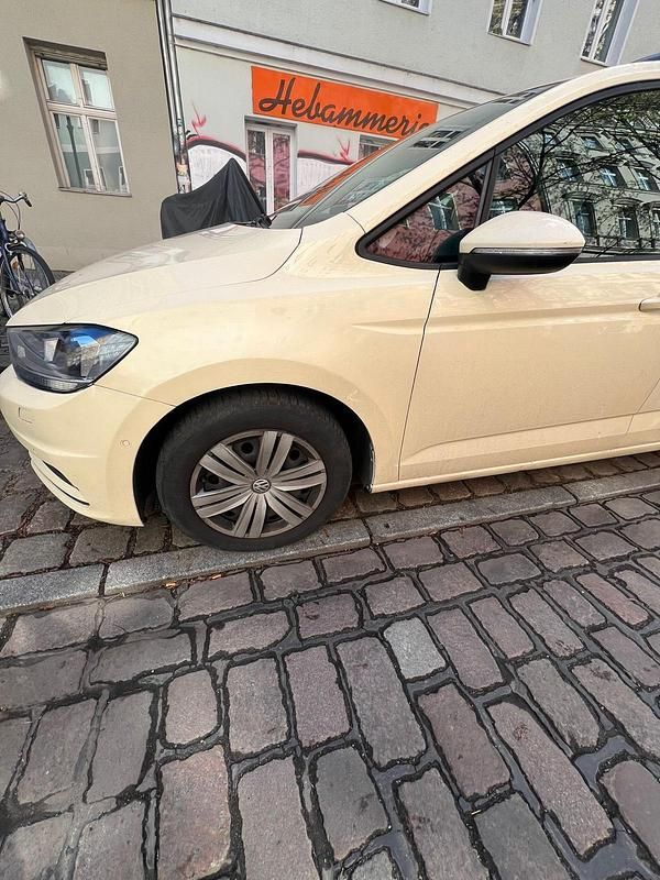 Second-hand VW Touran 2017 Galben Monovolum