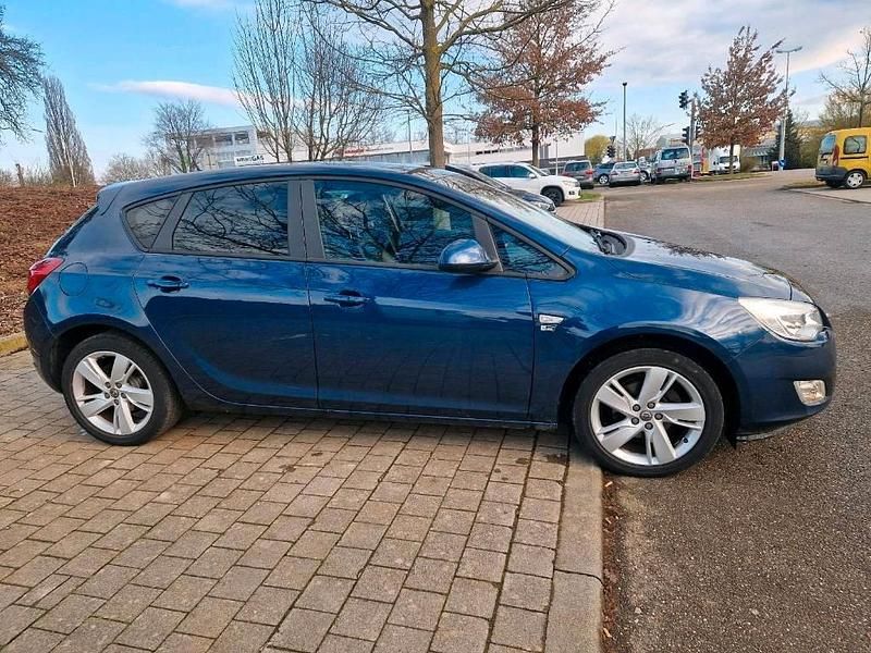Usata Opel Astra 140 CV (102 kW) 2012 Blu Berlina