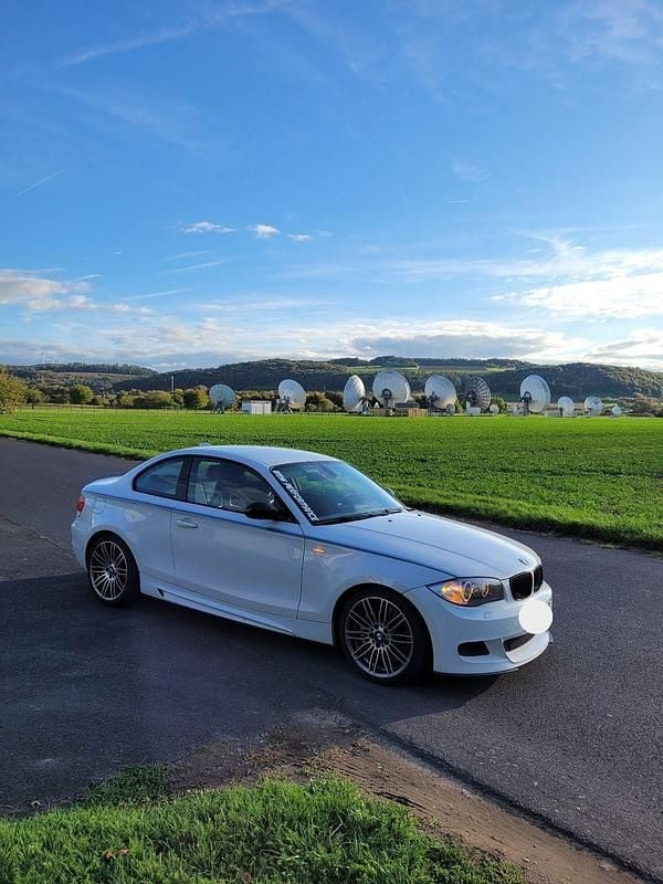 Weiß Gebraucht 2009 BMW 123 Coupé Performance Coupé | 16.999 € - Bild 1/4