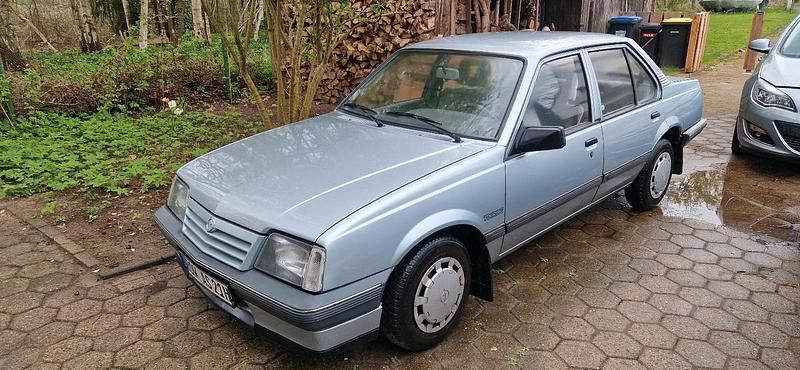 Blau Gebraucht 1988 Opel Ascona Kleinwagen | 3.900 € - Bild 1/4