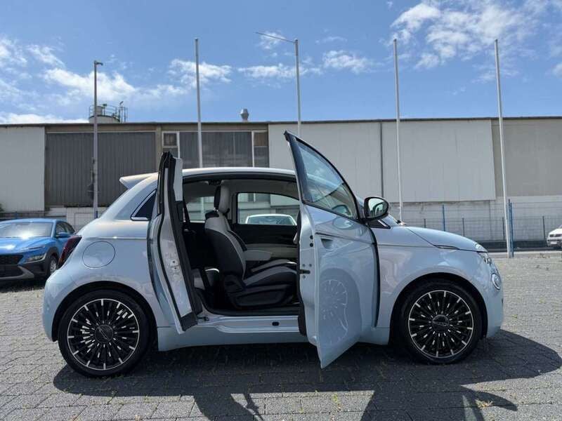 Colore esterno (himmel blau) Gebraucht 2023 Fiat 500e La Prima Limousine | 23.580 € (Fairer Preis) - Bild 1/4