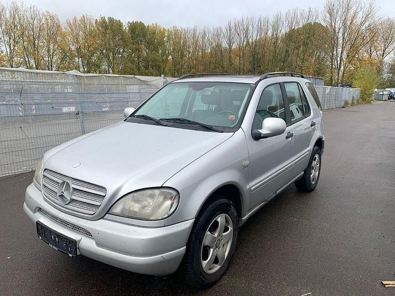Gebraucht Mercedes ML270 163 PS (119 kW) 2001 Silber SUV