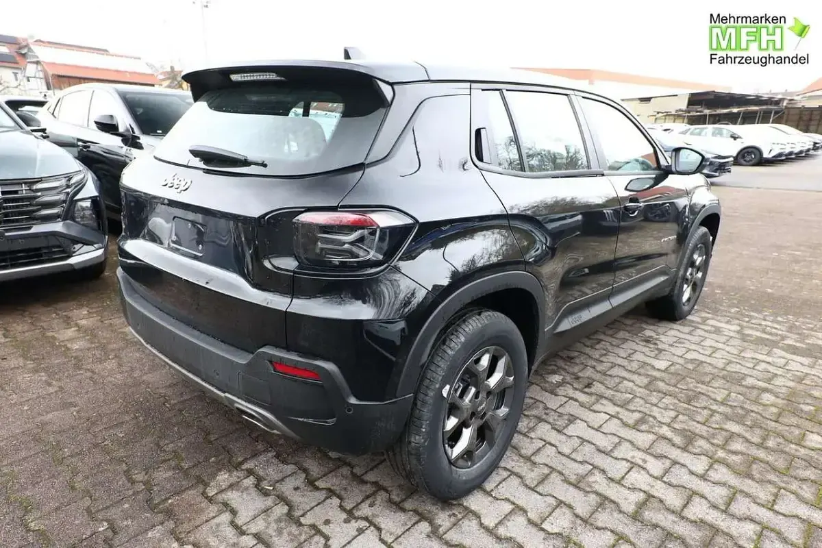 Neu Jeep Avenger Longitude 110 PS (80 kW) 2025 Volcano black SUV