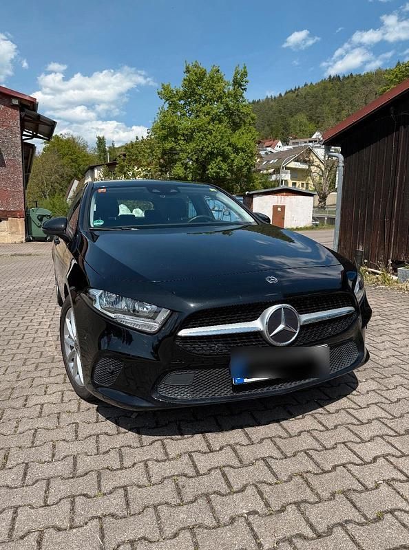 Schwarz Gebraucht 2021 Mercedes A180 Kleinwagen | 20.950 € (Fairer Preis) - Bild 1/4