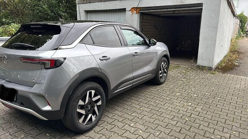 Grau Gebraucht 2023 Opel Mokka-e Elegance SUV | 17.900 € (Superpreis) - Bild 1/4