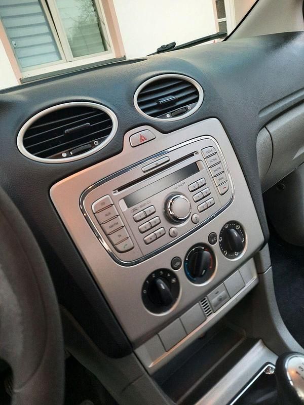 Gebraucht Ford Focus Ambiente 101 PS (74 kW) 2008 Weiß Kombi