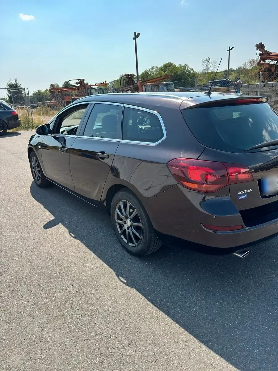 Gebraucht Opel Astra 140 PS (102 kW) 2012 Rot Kombi
