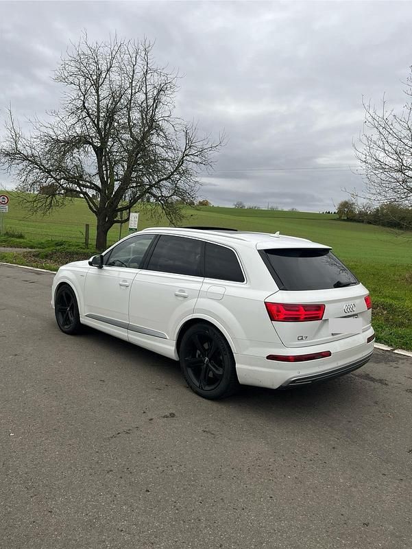 Weiß Gebraucht 2018 Audi Q7 SUV | 28.900 € (Guter Preis) - Bild 1/4