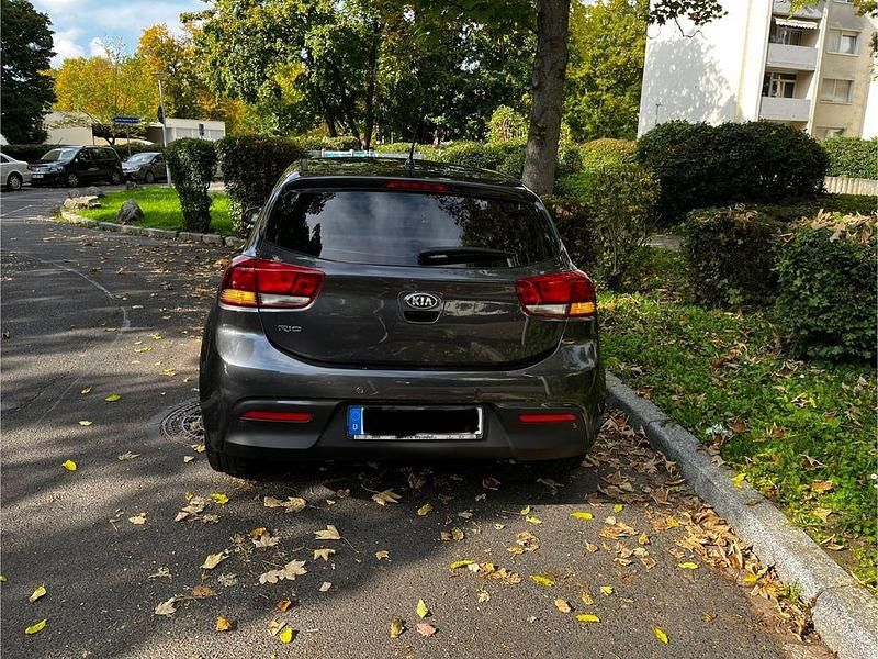 Gebraucht Kia Rio Edition 7 84 PS (61 kW) 2017 Grau Limousine