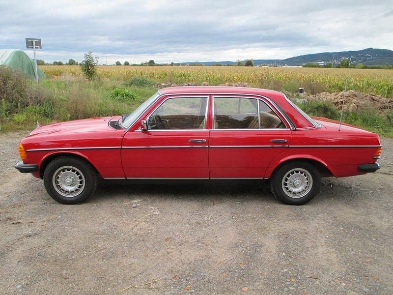 Rot Gebraucht 1984 Mercedes 200 Limousine | 12.900 € - Bild 1/4