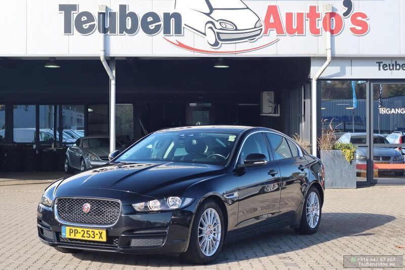 Schwarz Gebraucht 2017 Jaguar XE Pure Limousine | 10.995 € - Bild 1/4