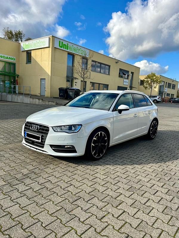 Weiß Gebraucht 2015 Audi A3 Ambiente Limousine | 11.800 € (Guter Preis) - Bild 1/4