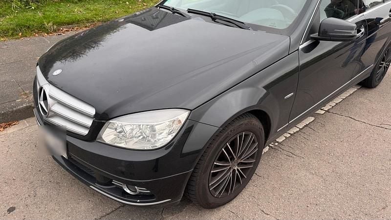 Schwarz Gebraucht 2010 Mercedes 200 Limousine | 4.777 € - Bild 1/4