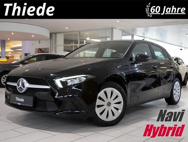 Nachtschwarz Gebraucht 2022 Mercedes A250 Limousine | 21.850 € (Superpreis) - Bild 1/3