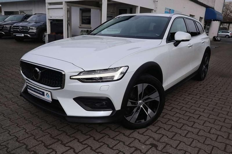Gebraucht Volvo V60 CC Plus 197 PS (144 kW) 2022 Crystal white pearl Kombi