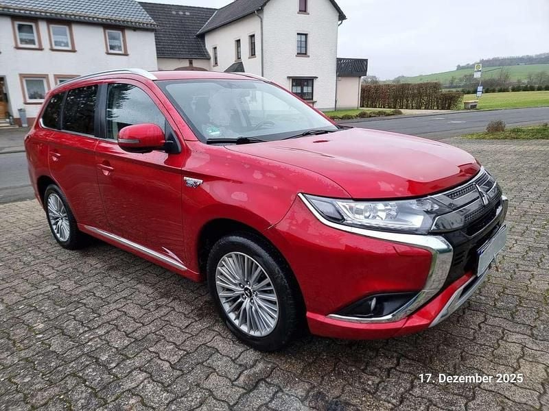 Gebraucht Mitsubishi Outlander P-HEV Basis 135 PS (99 kW) 2020 Rot SUV