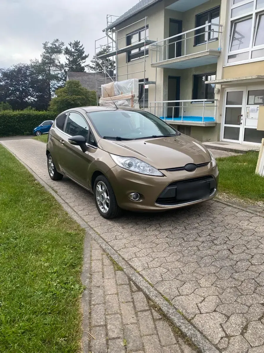 Gebraucht Ford Fiesta 70 PS (51 kW) 2011 Braun Kleinwagen
