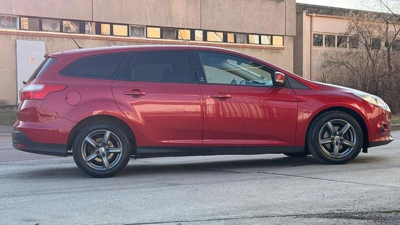 Gebraucht Ford Focus 125 PS (91 kW) 2013 Rot Kombi