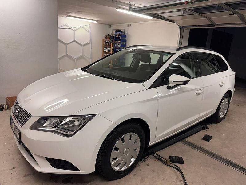 Weiß Gebraucht 2015 Seat Leon ST Kombi | 7.299 € (Guter Preis) - Bild 1/4