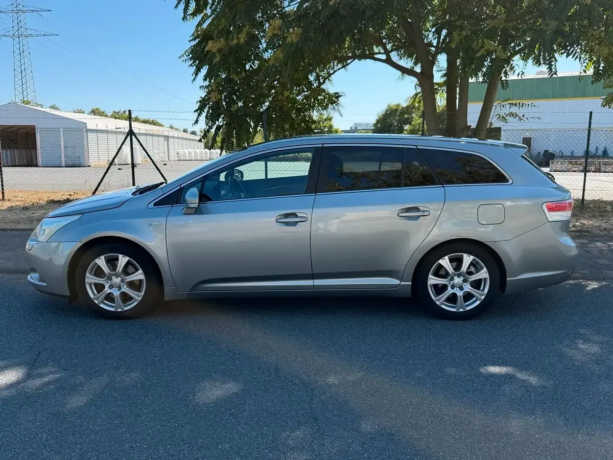 Gebraucht Toyota Avensis TEC-Edition 150 PS (110 kW) 2010 Grau Kombi