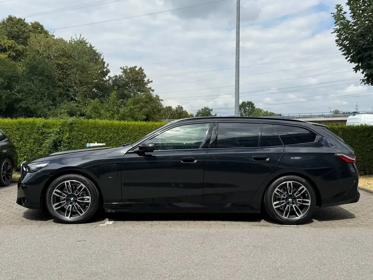 Neu BMW 530e M Sport 190 PS (139 kW) 2026 Schwarz Kombi