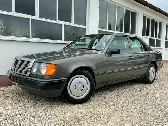 Grau Gebraucht 1989 Mercedes E200 Limousine | 8.000 € - Bild 1/4