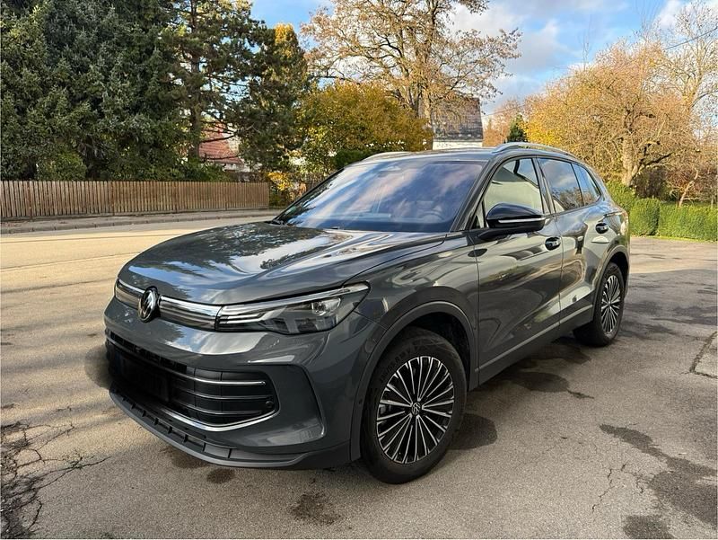 Grau Gebraucht 2024 VW Tiguan Goal SUV | 44.200 € (Superpreis) - Bild 1/4