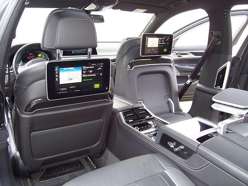 Grau Gebraucht 2021 BMW 745e M Sport Limousine | 55.990 € - Bild 1/4