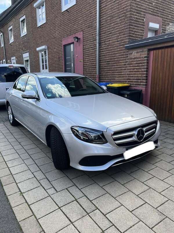 Grau Gebraucht 2017 Mercedes E220 Limousine | 28.000 € (Fairer Preis) - Bild 1/4