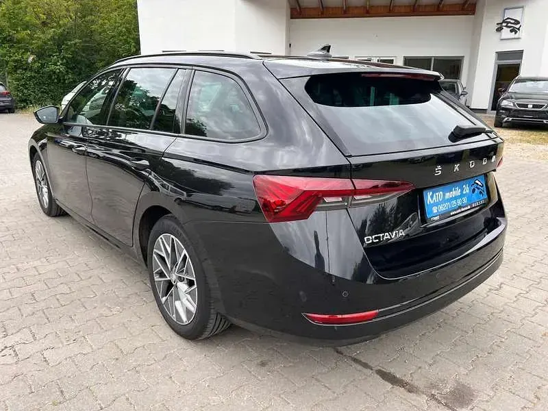 Gebraucht Skoda Octavia G-TEC Tour 131 PS (96 kW) 2023 Schwarzmagic perleffekt Kombi