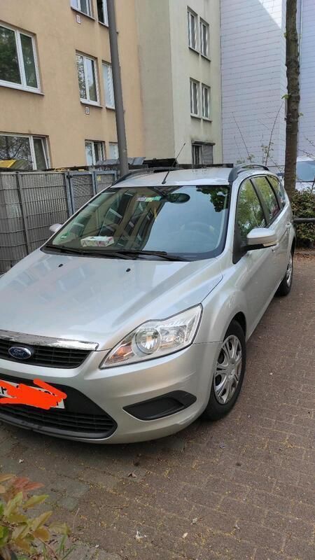 Grau Gebraucht 2010 Ford Focus Kombi | 1.699 € - Bild 1/4
