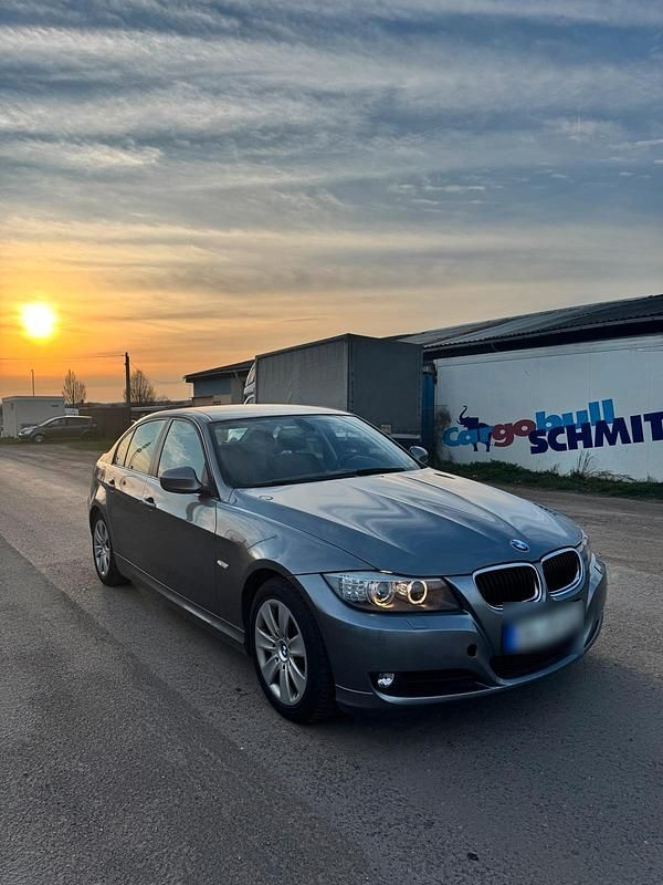 Gebraucht BMW 318 143 PS (105 kW) 2011 Grau Limousine