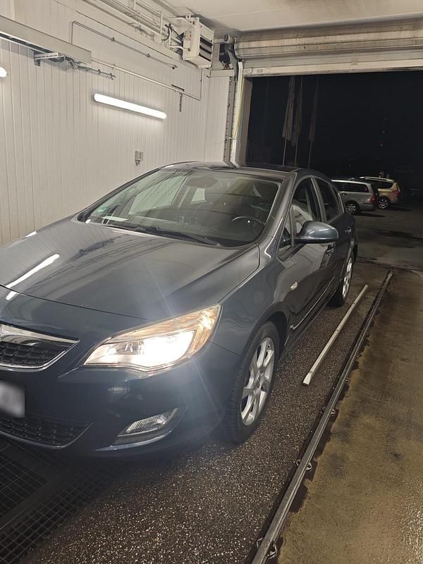 Gebraucht Opel Astra 115 PS (84 kW) 2010 Blau Kleinwagen