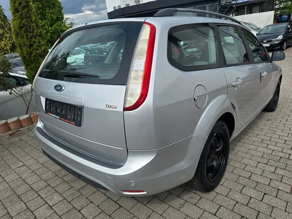 Gebraucht Ford Focus 109 PS (80 kW) 2011 Silber Limousine
